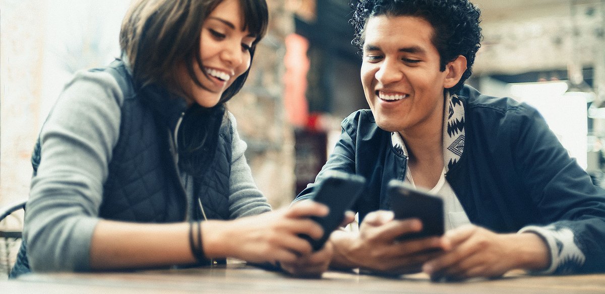 دو جوان -یک زن و یک مرد- پشت میزی نشسته‌اند. هر یک موبایلی در دست دارد. دارند چیزی را به هم نشان می‌دهند و لبخند می‌زنند. فضای گفتگو آرام و دوستانه است و جوّ سنگینی حاکم نیست.